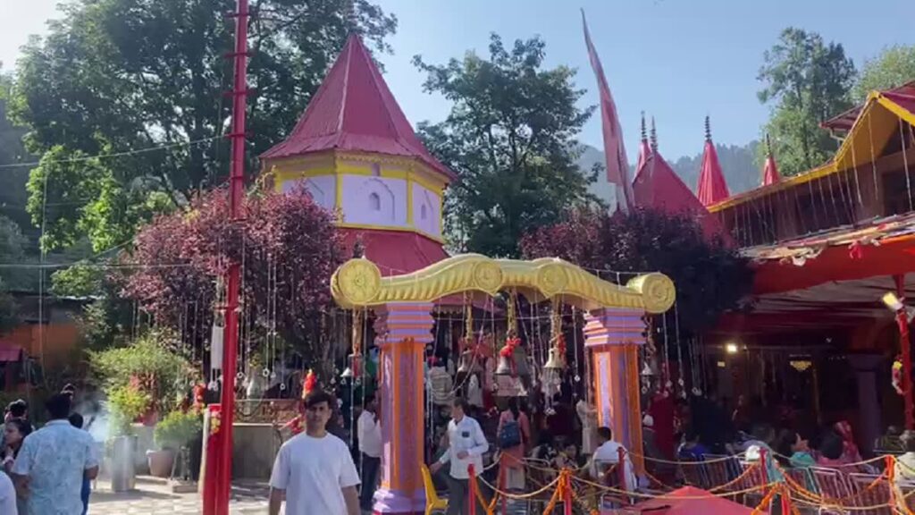 Naina Devi Temple : उत्तराखंड में चार धामों के बाद अब नैनीताल के माँ नैना देवी मंदिर में भी रील बनाने पर लगा प्रतिबंध, कपड़ों के लिए भी जारी हुए निर्देश