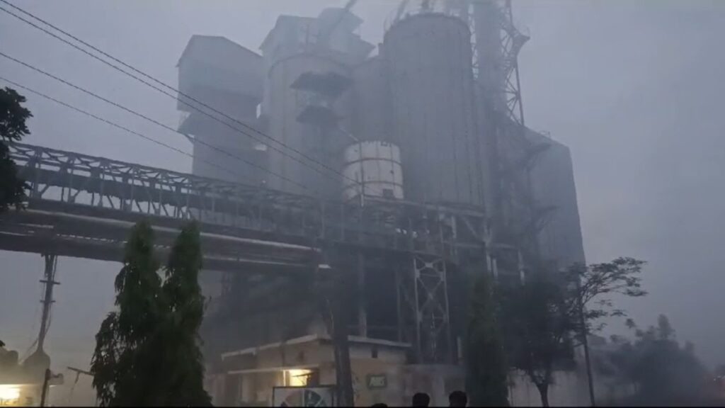 ABC Oil Packaging Plant : राजनांदगांव के एबीस ग्रुप के ऑइल पैकेजिंग प्लांट में लगी भीषण आग, क्षेत्र में मचा हड़कंप