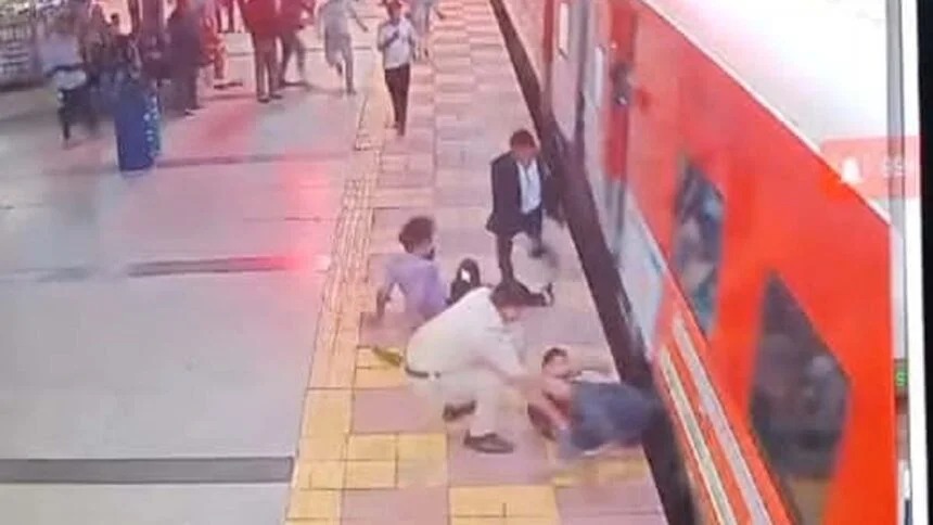 Bhilai Railway Station Accident : भिलाई पावर हाउस रेलवे स्टेशन पर चलती ट्रेन में चढ़ते वक्त फिसला यात्री का हाथ, टला भीषण हादसा, CCTV में कैद घटना का वीडियो