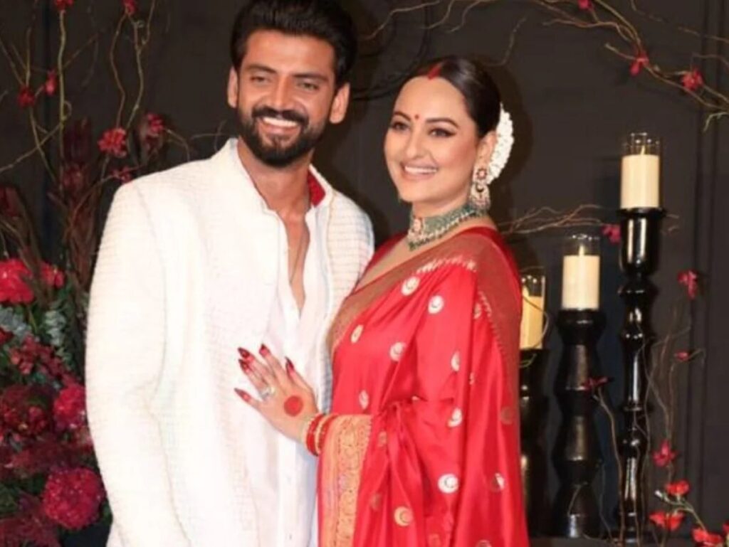 Sonakshi-Zaheer Wedding :  लाल साड़ी, मांग में सिंदूर, बालों में गजरा लगाकर, सैंया जहीर के संग रिसेप्शन में सोना की निखरीं सोनाक्षी