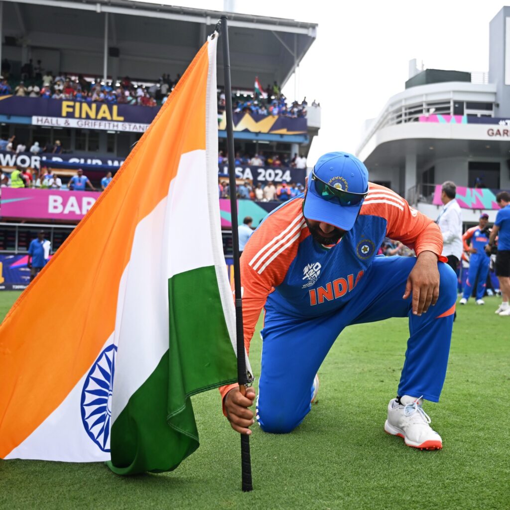 T20 World Cup 2024 : 17 सालों बाद विश्व विजेता बनते ही बारबाडोस में रोहित ने गाड़ दिया तिरंगा, फिर चखी पिच की मिट्टी