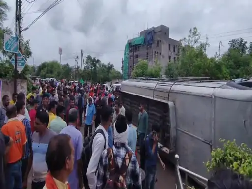 Road accident in CG: बिलासपुर से शिवरीनारायण जा रही यात्रियों से भरी बस पलटी, बच्ची की मौत, 12 बच्चों समेत 30 जख्मी