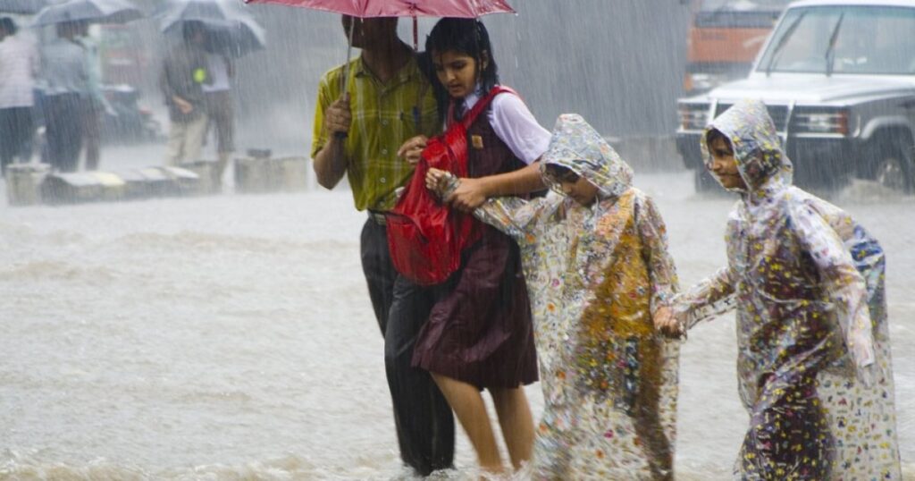 India Weather News Update: महाराष्ट्र, गुजरात और मध्य प्रदेश में तेज बारिश, सीजी के सरगुजा और बिलासपुर संभाग में बारीश का अलर्ट