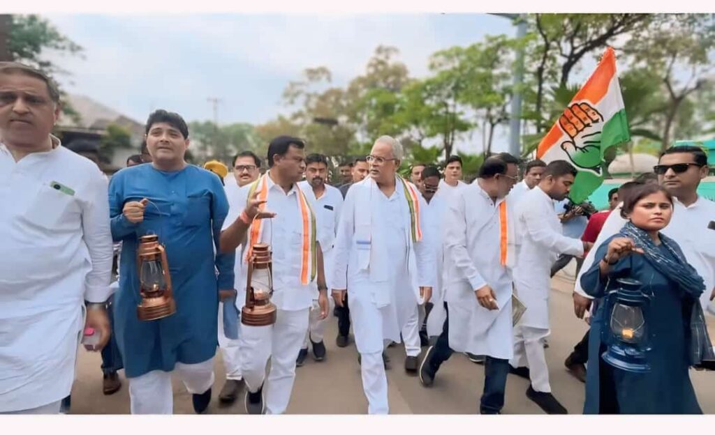 CONGRESS PROTEST WITH LANTERNS : बिजली की दरों में बढ़ोतरी को लेकर कांग्रेस का एक दिवसीय ब्लॉक स्तरीय धरना प्रदर्शन किया, रायपुर में पूर्व CM भूपेश बघेल व पीसीसी चीफ दीपक बैज ने दिया धरना