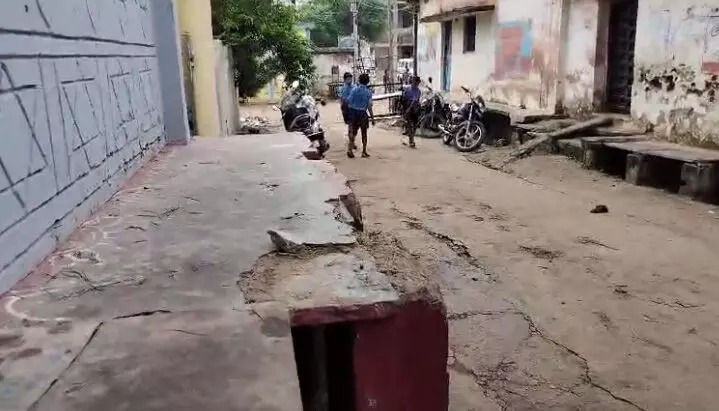 KAWARDHA SCHOOL : कवर्धा में स्कूली बच्चों से शिक्षक स्कूल में कुर्सी टेबल उठवा कर करवा रहे मजदूरी, सोशल मीडिया पर वायरल हुआ वीडियो