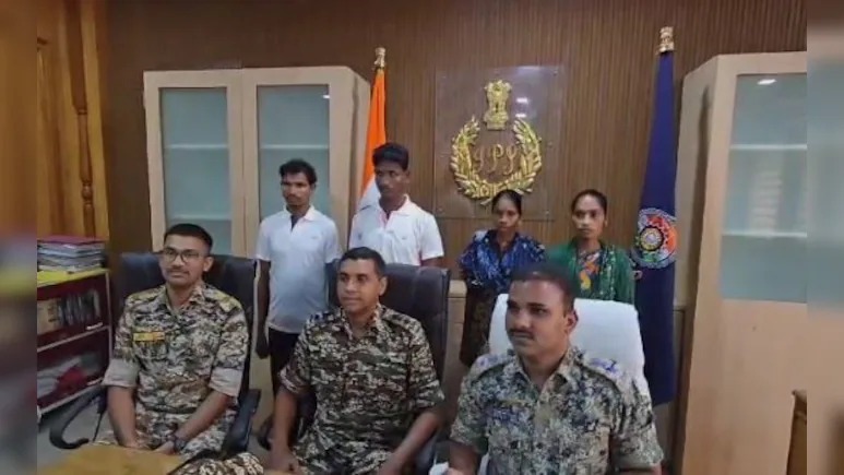 NAXALITES SURRENDER IN SUKMA : बस्तर में 20 लाख के चार इनामी नक्सलियों ने किया सरेंड, कई बड़ी वारदात में थे शामिल