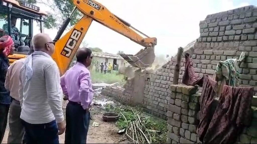 BULLDOZER ACTION IN BILASPUR : अवैध अतिक्रमण पर बिलासपुर नगर निगम की कार्यवाही, 17 मकानों पर चला बुलडोजर