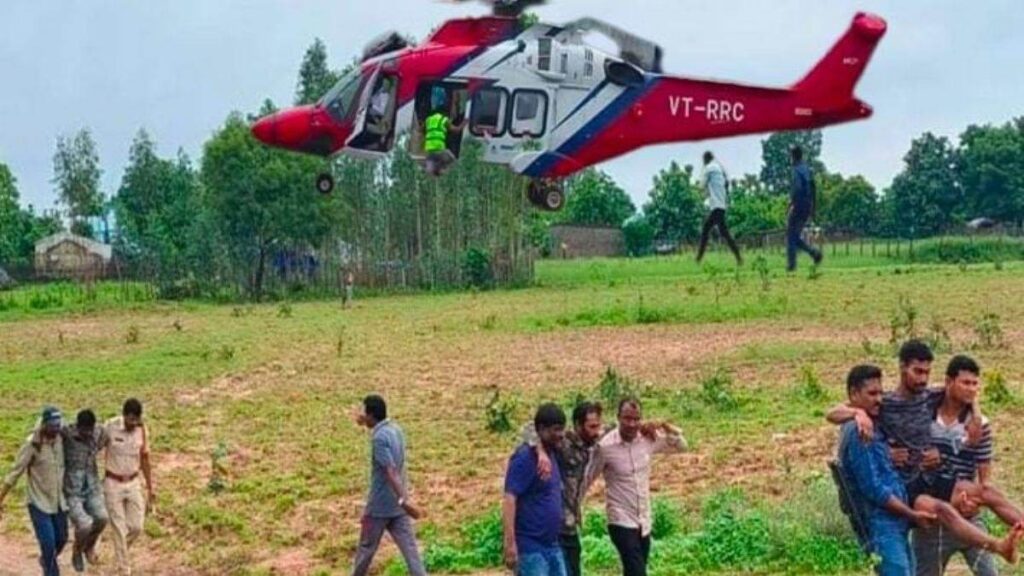 Chhattisgarh news : बाढ़ में 7 दिनों तक जंगल में फंसे 130 जवान को हेलीकाप्टर से निकाला, मुठभेड़ में 5 लाख के इनामी नक्सली को मार गिराया