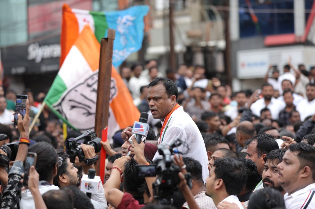 Congress Protest : प्रदेश में बिगड़ती कानून व्यवस्था को लेकर कांग्रेस का हल्ला बोल, प्रदर्शन के दौरन महापौर ढेबर हुए घायल, अस्पताल में भर्ती ढेबर का हाल जानने पहुंचे PCC चीफ दीपक बैज