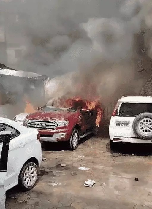 Fire in Car Showroom : पटना में हुंडई-फोर्ड के सर्विस सेंटर में आग लगने से 50 गाड़ियां हुई जलकर खाक, मौके पर पहुंची फायर ब्रिगेड की टीम
