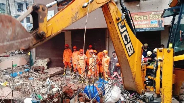 Navi Mumbai Building Collapse : नवी मुंबई में तीन मंजिला इमारत के भरभराकर गिरने से कई लोगों के मलबे में दबे होने की आशंका, राहत-बचाव में जुटी NDRF की टीम