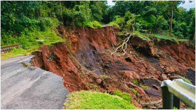 Land Slide In Kerala : केरल के वायनाड में भारी बारिश से हुए भूस्खलन में 49 की मौत, सैकड़ों के फंसे होने की आशंका, पीएम मोदी और विपक्ष नेता राहुल गाँधी ने जताया दुःख