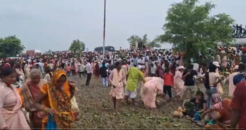 Hathras Satsang Stampede: हाथरस में हादसा, बाबा सत्संग में मची भगदड़, 100 लोगों की मौत, इतने ही घायल