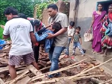 sukma News: सुकमा के पोलमपल्ली स्थित अतुलपारा में मकान गिराने से 2 बच्चे दबे, जगदलपुर में तीन कारों पर गिरा पेड़