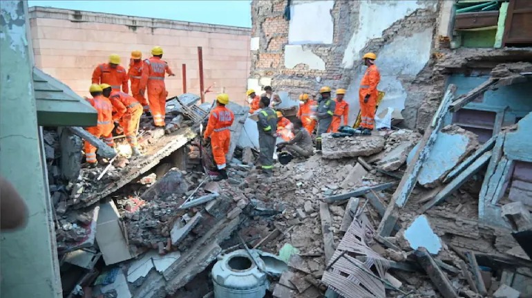 Varanasi House Collapsed : वाराणसी में काशी विश्वनाथ मंदिर के पास दो मकान ढहने से 1 महिला की मौत, 8 लोग मलबे में दबे, NDRF बचाने में जुटी