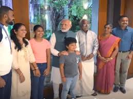pm modis meets pr sreejeshs family: मोदी ने हॉकी खिलाड़ी श्रीजेश के बेटे से पूछा ऐसा सवाल कि हंस पड़ा पूरा परिवार