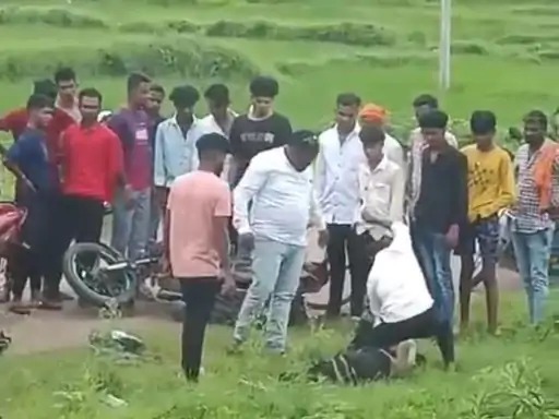 lover brutally beaten up: प्रेमिका को घर छोड़ने गए प्रेमी की जमकर धुनाई; कपड़े भी फाड़े; VIDEO सोशल मीडिया में वायरल