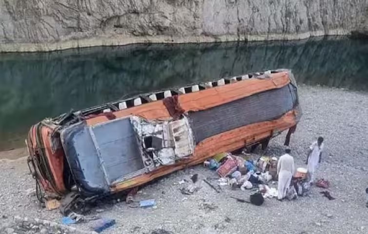 Terrorist Attack in Pakistan : पाकिस्तान में आतंकियों का बड़ा हमला, यात्रियों को बसों से उतारकर गोलियों से भूना, 23 की मौत