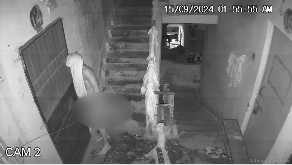 लोगों के घरों के सामने आधी को नंगा होकर हवस का तमाशा करता रहा व्यक्ति।