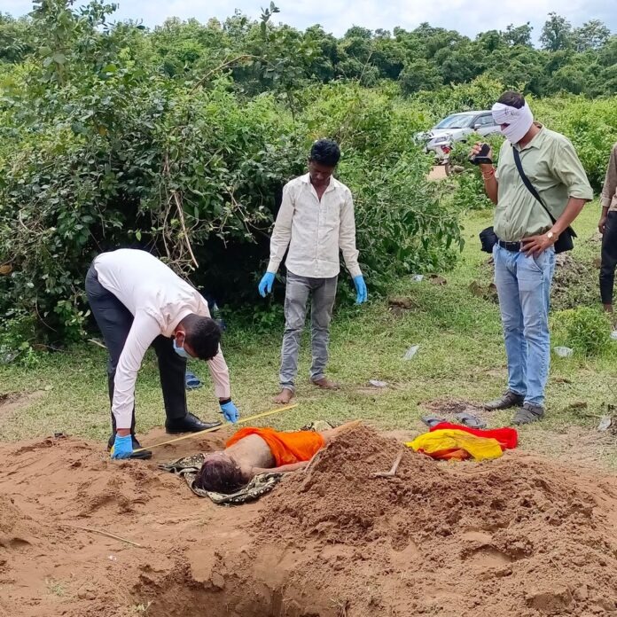 Mahasamund Navjeevan Hospital : महासमुंद में कब्र खोदकर निकाला गया मासूम का शव, इलाज में लापरवाही से हुई बच्ची की मौत