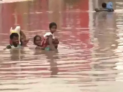 आंध्राप्रदेश में गर्दन तक भरा पानी 