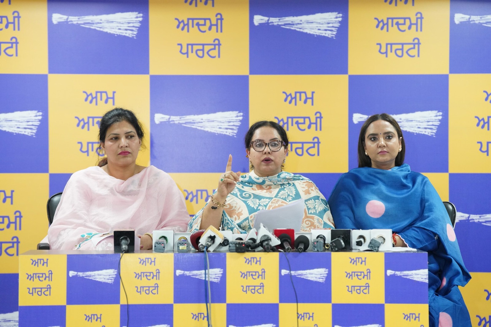 आप पार्टी विधायक अमनदीप कौर अरोड़ा और महिला विंग की प्रधान प्रीती मल्होत्रा ने की पत्रकार वार्ता 