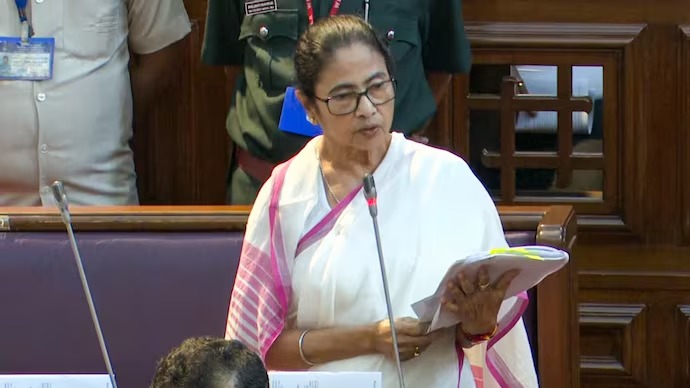 ममता बनर्जी विधानसभा में एंटी बिल पारित करते हुए