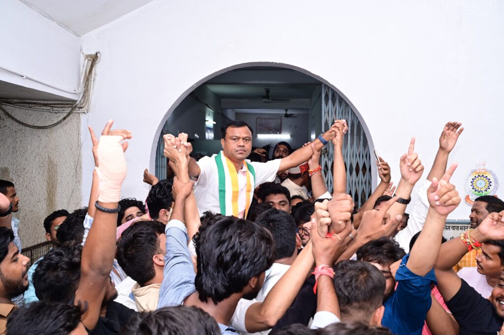 Chhattisgarh Congress : पीसीसी चीफ बैज के पांच घंटे तक पुलिस थाने में धरने के बाद दर्ज किया गया FIR, प्रदेश में “जंगलराज” कानून का लगाया आरोप