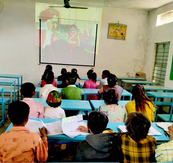 स्मार्ट क्लास में पढ़ाई करते हुए बच्चें