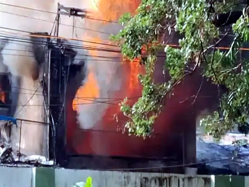 Raipur fire news:रायपुर के बंक क्लास कैफे में सिलेंडर फटने से लगी भीषण आग, देखिए वीडियो