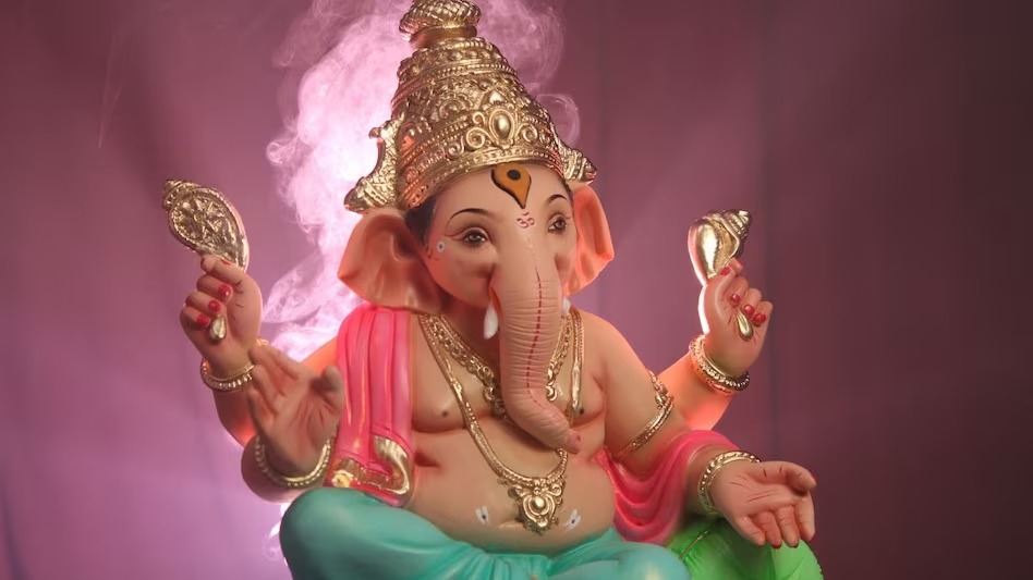 Ganesh Chaturthi Sthapana Muhurat 2024 : आज घर-घर पधारेंगे विध्नहर्ता गणपति, जानिए किस शुभ मुहूर्त में करें बप्पा की स्थापना और पूजा विधि
