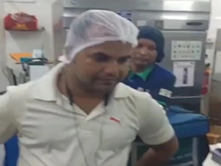 मैनेजर ने मांगी माफी