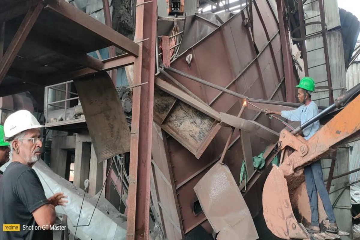 कोयले का हॉपर गिरने से 8-9 मजदूर दबे