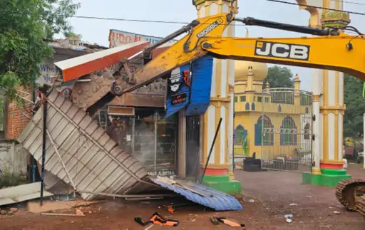 जेसीबी के द्वारा दुकानों और शादी घर पर कार्रवाई