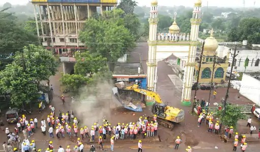 Bulldozer hit the tomb of Bhilai: छत्तीसगढ़ के नगर निगम ने अवैध रूप से मजार पर चलाया बुल्डोजर, लोगों ने जमकर किया हंगामा