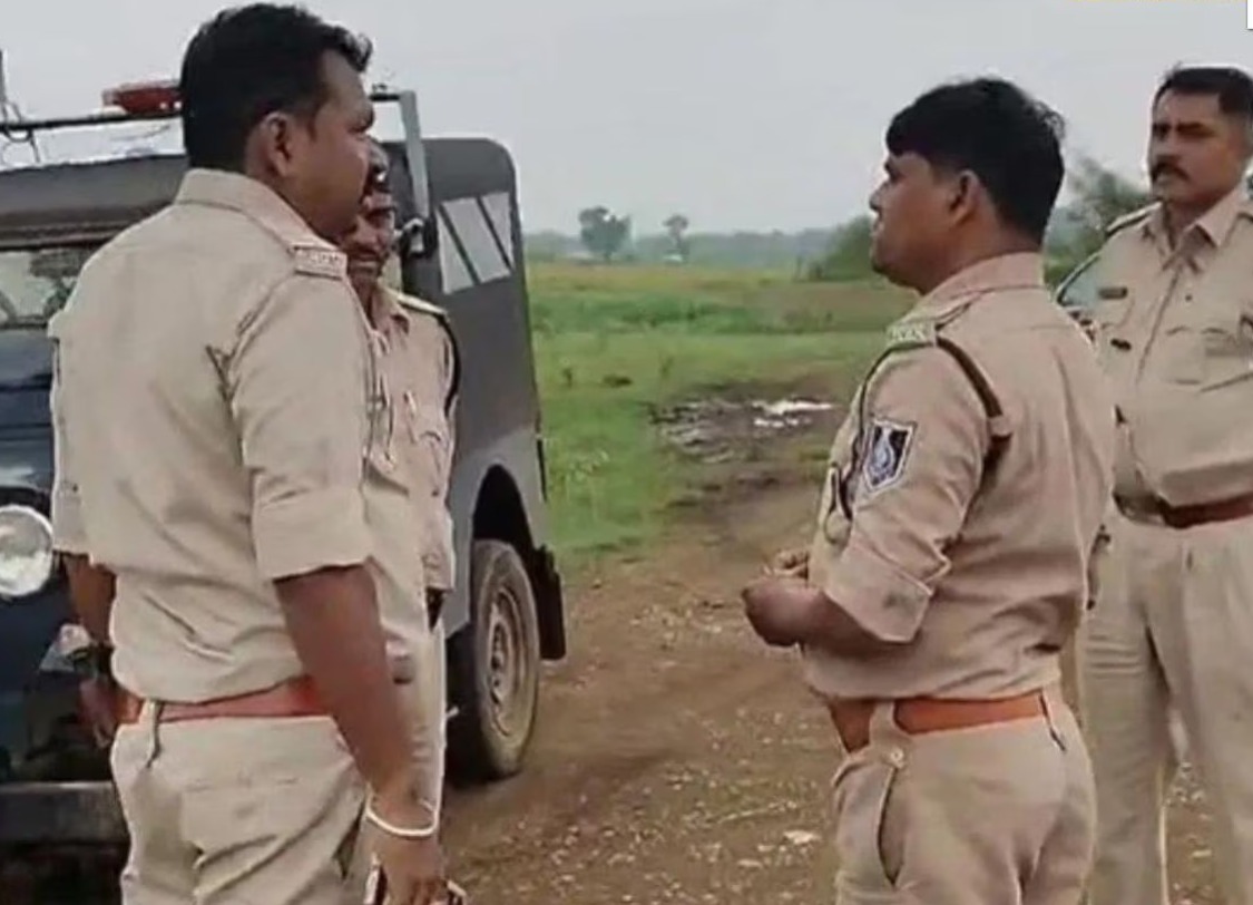 पुलिस की टीम जांच के लिए पहुंची