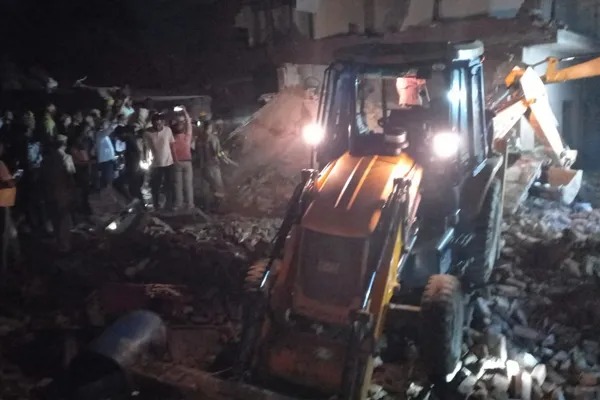 Firozabad Blast : फिरोजाबाद में पटाखा फैक्ट्री में जोरदार धमाके से 6 मकान ढहे, कई लोगों के फंसे होने की आशंका, 4 की मौत, रेस्क्यू जारी