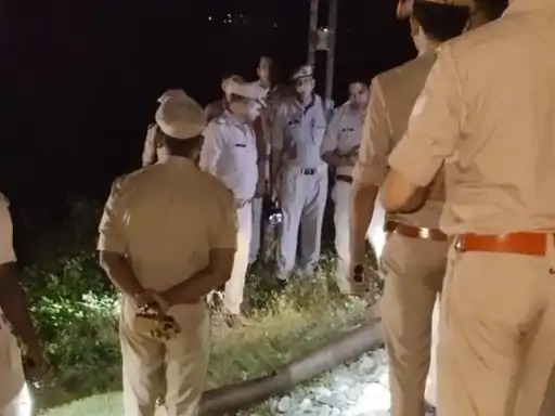 पायलट ने इमरजेंसी ब्रेक लगाकर दुर्घटना से बचाया, घटना रात के 11 बजे की हैं। 