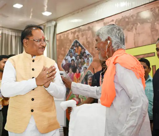 बुजुर्ग नीलकंठ को सुनने वाली मशीन भेंट की