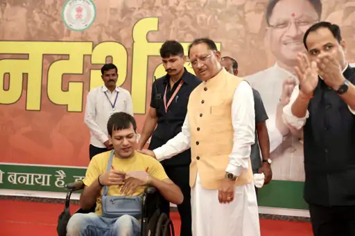 दिव्यांग को म्यूजिक इंस्ट्रूमेंट के लिए 15 हजार की राशि