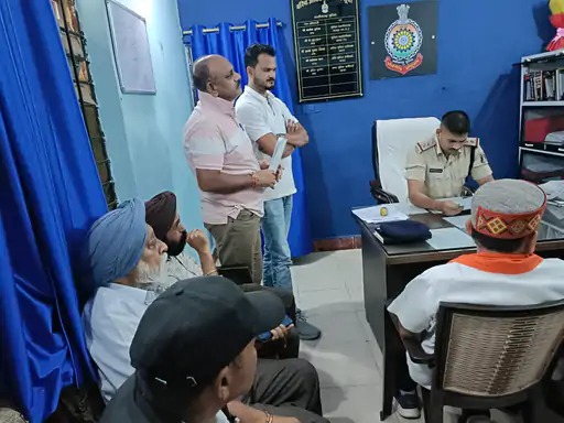 रायपुर के सिविल लाइन थाने में पहुंचे  राहुल गांधी के खिलाफ रिपोर्ट दर्ज कराई।