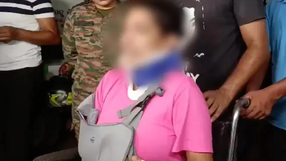 पुलिस वालों ने ऑफीसर और महिला के साथ हाथ पैर बांधकर मारपीट की ब्लकि महिला को रेप करने के धमकी भी दि