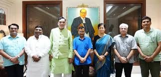 अतिशी के साथ सौरभ भारद्वाज, गोपाल राय, कैलाश गहलोत, इमरान हुसैन और मुकेश अहलावत ने भी मंत्री पद की शपथ ली।