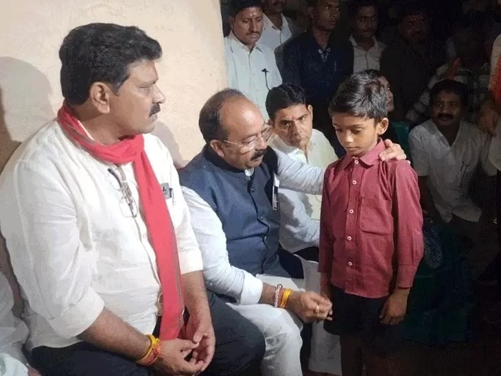 दोनों डिप्टी सीएम अरुण साव,विजय शर्मा मृतक प्रशांत साहू के परिवार से की मुलाकात