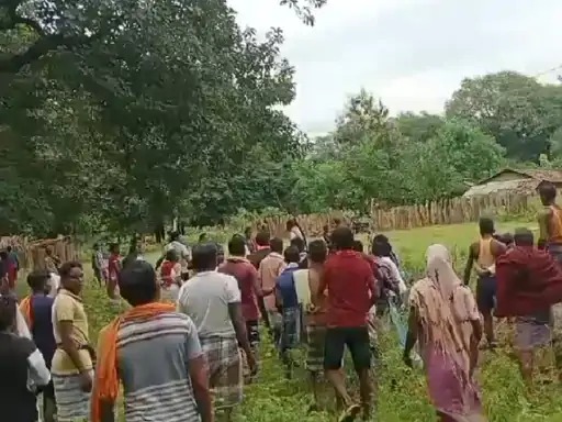 Controversy regarding religious conversion in Chhattisgarh: छत्तीसगढ़ में शव दफनाने को लेकर विवाद, चले लाठी-डंडों, ईसाई समुदाय का आरोप- लोगों ने दौड़ाकर पीटा, आदिवासी नेता की अपील- मूल धर्म की ओर लौटें…