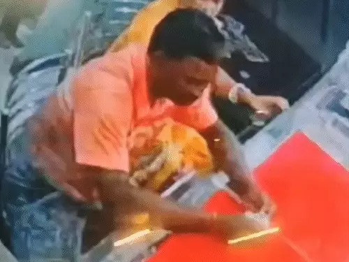 दोनों ठगों के चेहरे दुकान के CCTV कैमरे में कैद हो गई हैं।   