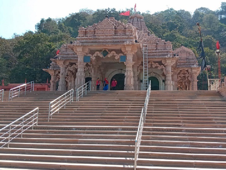 PRASAD OF MAA BAMLESHWARI TEMPLE : छत्तीसगढ़ में डोंगरगढ़ के मां बम्लेश्वरी मंदिर के प्रसाद की होगी जांच, खाद्य विभाग ने दिए आदेश…