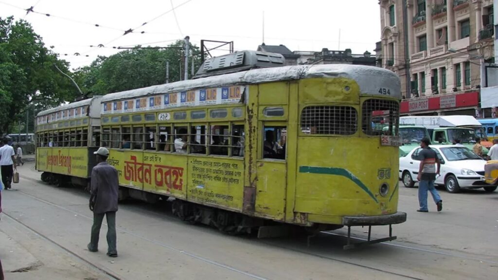 Kolkata Tram News : कोलकाता में होगा एक युग का अंत, बंद की जाएंगी 150 साल पुरानी ट्राम सेवा, कोई हुआ भावुक तो किसी ने जताई नाराजगी
