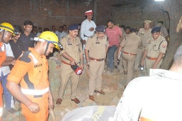 पुलिस और फायर ब्रिगेड की टीम मौके पर पहुंची
