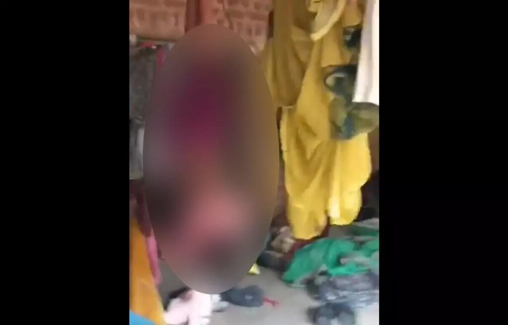 Lalitpur News : कलयुगी पिता बना हैवान, मासूम बेटी को उल्टा लटकाकर बेरहमी से पीटा, वीडियो हुआ वायरल